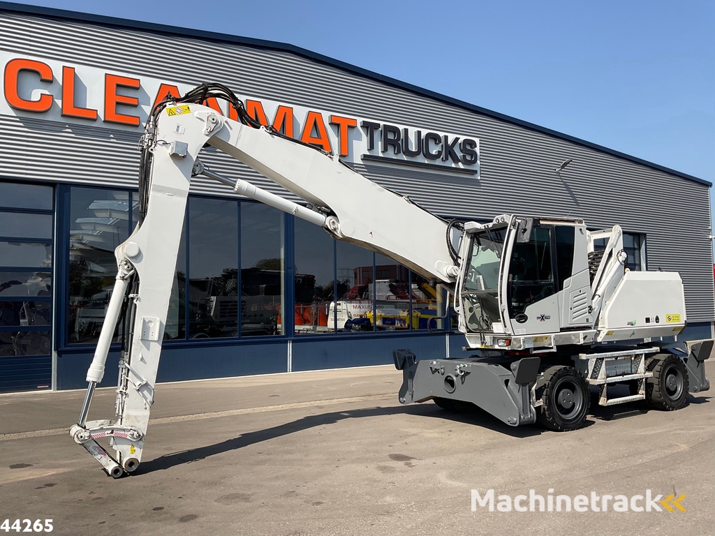 SENNEBOGEN 821 E Material Handling Machine