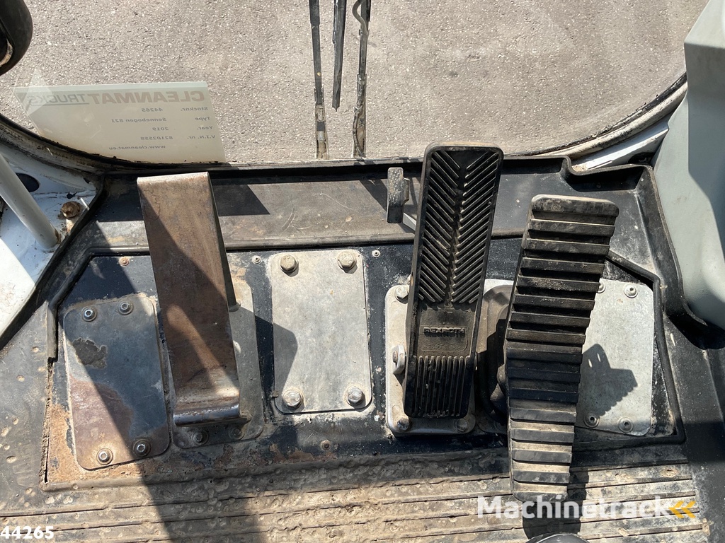 SENNEBOGEN 821 E Material Handling Machine