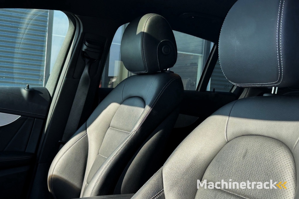 Mercedes-Benz GLC-klasse Coupé 300e 4MATIC Business Solution AMG SCHUIFDAK CARPLAY LEER KEYLESS 360 CAMERA