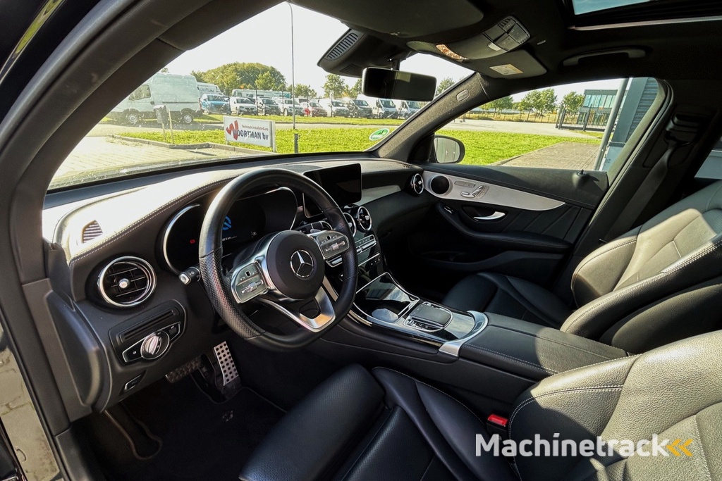 Mercedes-Benz GLC-klasse Coupé 300e 4MATIC Business Solution AMG SCHUIFDAK CARPLAY LEER KEYLESS 360 CAMERA