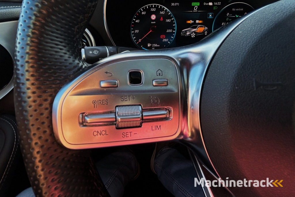 Mercedes-Benz GLC-klasse Coupé 300e 4MATIC Business Solution AMG SCHUIFDAK CARPLAY LEER KEYLESS 360 CAMERA