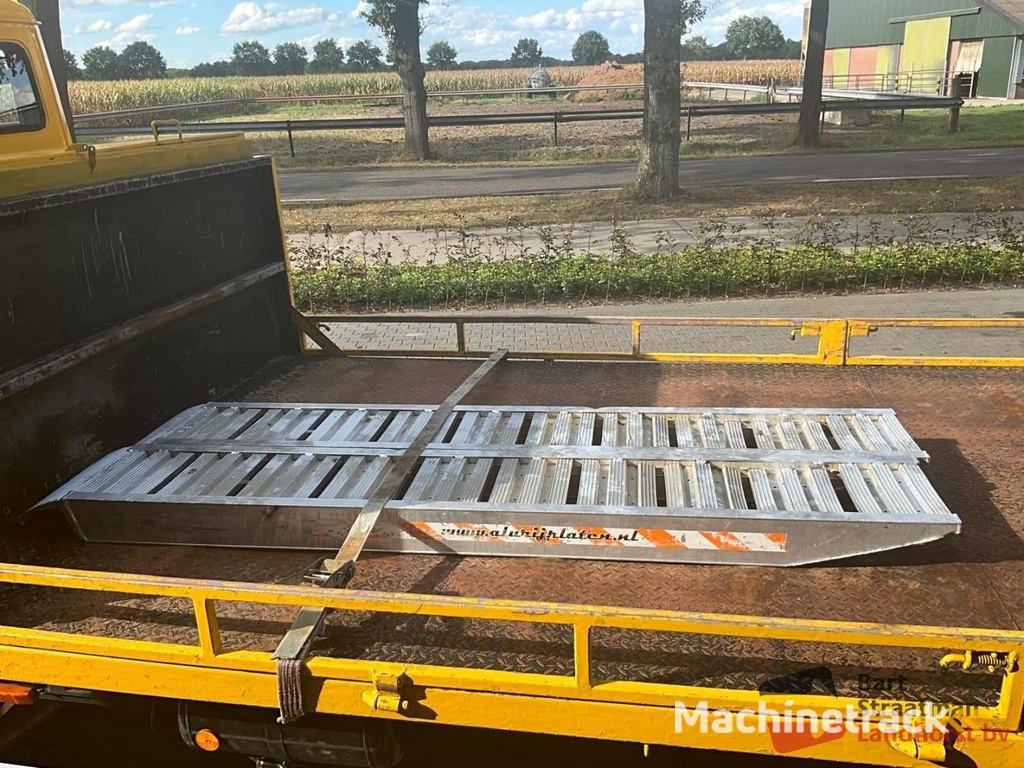 Mercedes-Benz 809 4x2 Euro 0 Rampenwagen mit Schaltgetriebe und Aluminium-Fahrplatten. BS1738