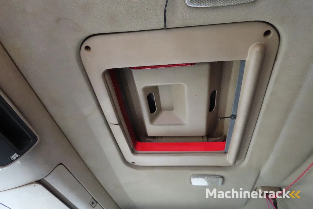 Scania R420 2 tanks,  2 beds,  manual gearbox