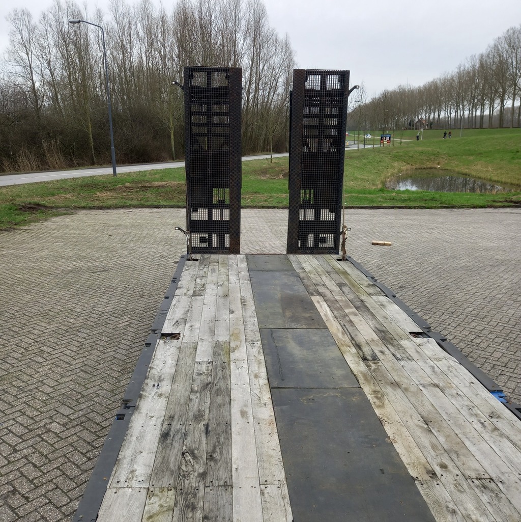 KAESSBOHRER  LB3E Semi-Dieplader (BJ 2010) with ramps