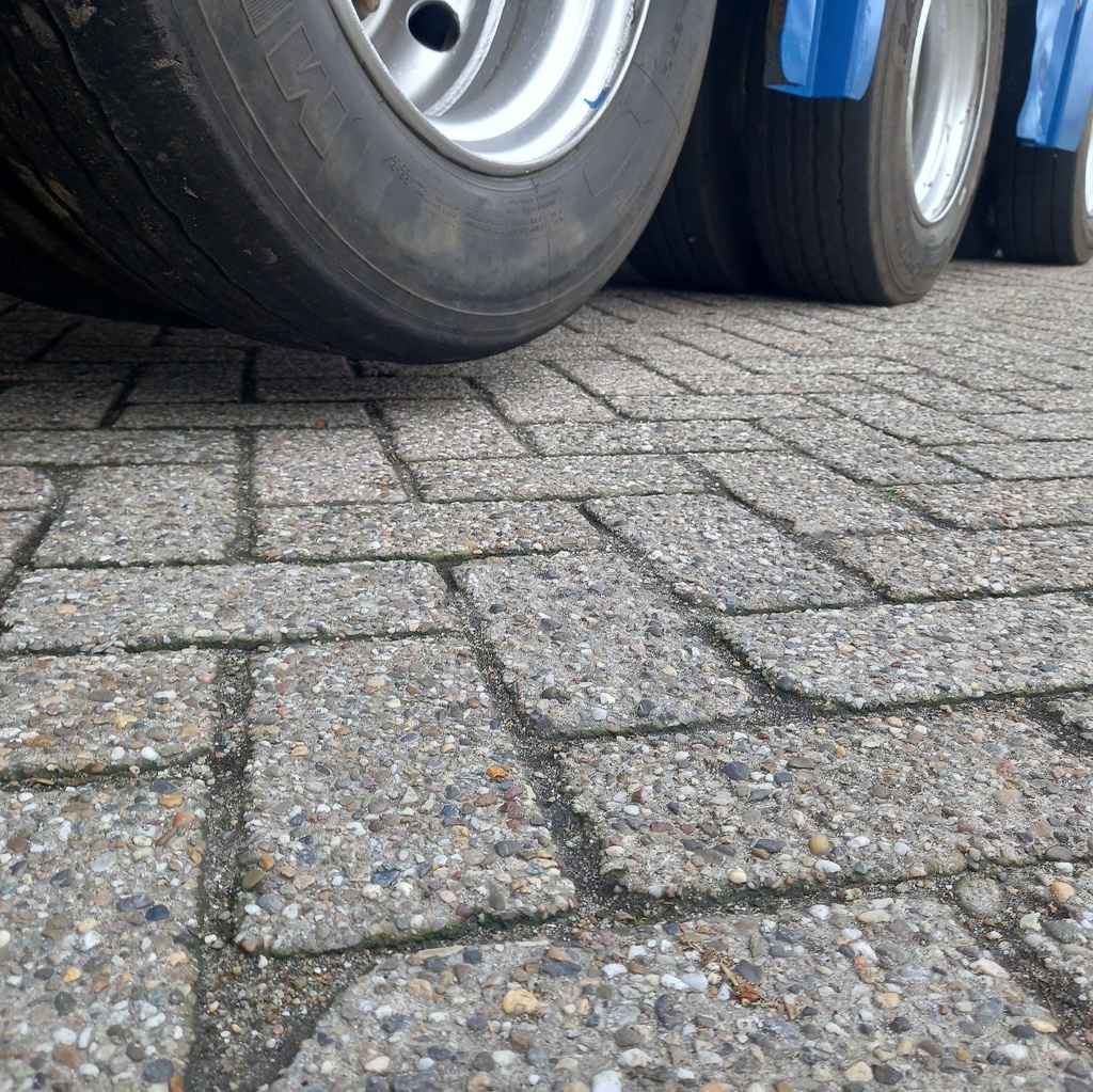 KAESSBOHRER  LB3E Semi-Dieplader (BJ 2010) with ramps