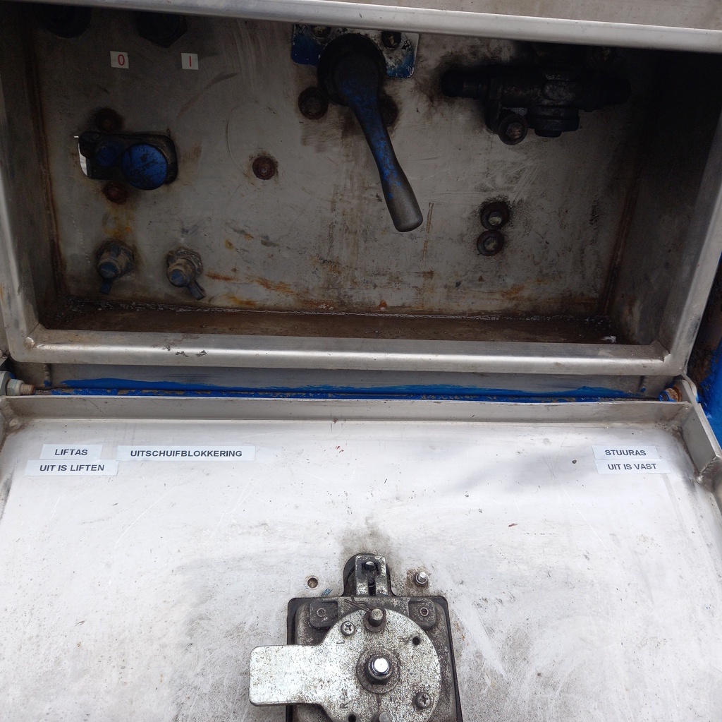 KAESSBOHRER  LB3E Semi-Dieplader (BJ 2010) with ramps