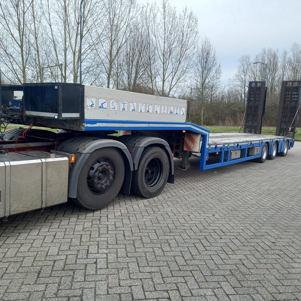 KAESSBOHRER  LB3E Semi-Dieplader (BJ 2010) with ramps