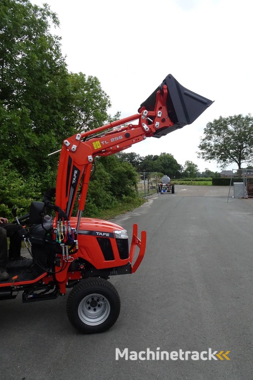 Tafe Compact trekker met voorlader 6028M