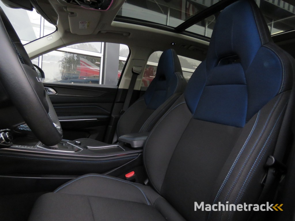 Lynk En Co 01 1.5 262PK Plug-in Hybrid / 360° Camera /Pano dak / AppleCarplay / Adaptive/ Cruise / BOVAG garantie