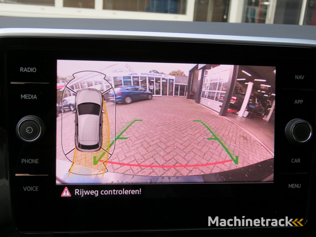 Volkswagen T-roc 1.5 TSI 150pk DSG-aut. R-LINE / Trekhaak afn. / Camera / Stoelverw. / IQ Light / FABRIEKS garantie