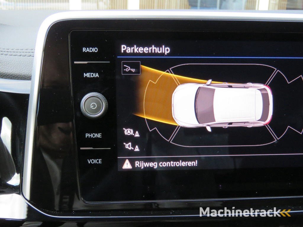 Volkswagen T-roc 1.5 TSI 150pk DSG-aut. R-LINE / Trekhaak afn. / Camera / Stoelverw. / IQ Light / FABRIEKS garantie