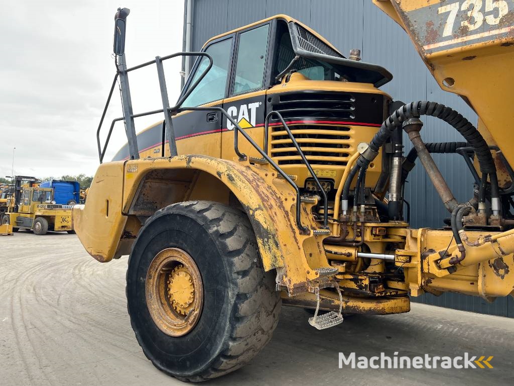 CAT 735