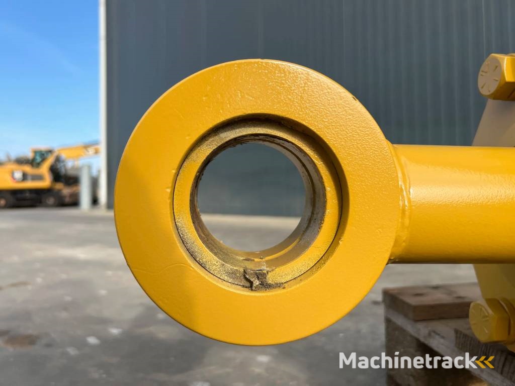 CAT D8 Cylinder