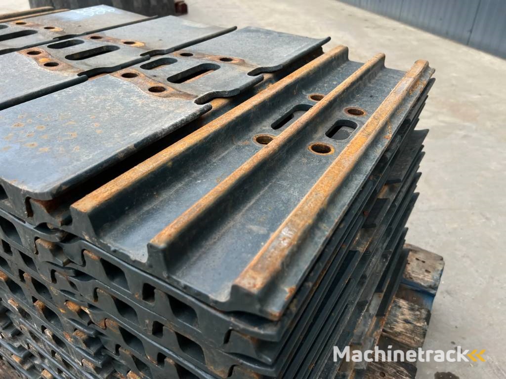 Hyundai R210 / R215 / R220 Shoes 3 Grouser 600mm