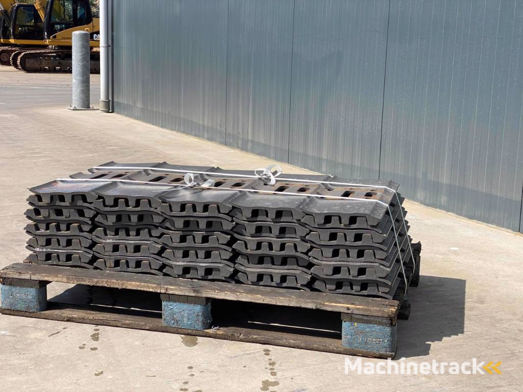 Hyundai R280 / R290 / R320 Shoes/Pads