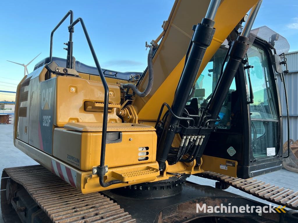 CAT 323F L