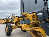 Minituur van CAT 140M2 AWD