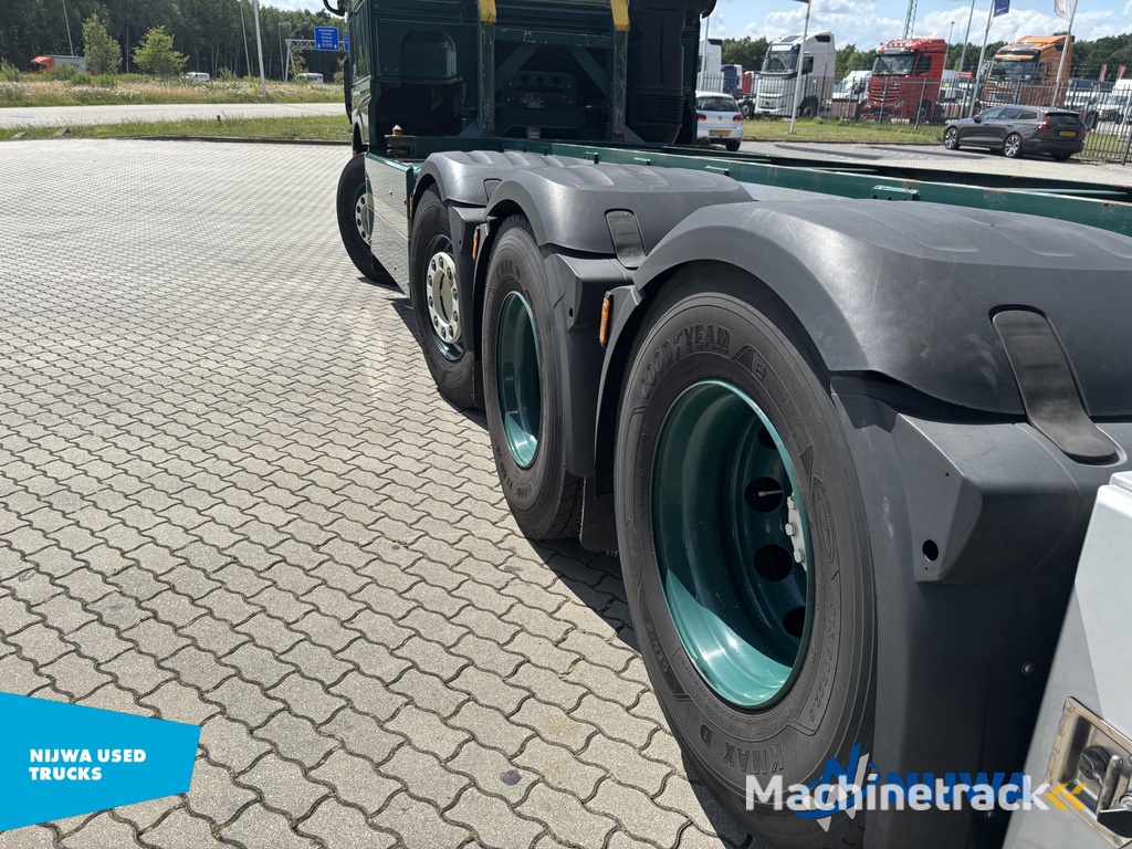 DAF XF 460 8x2 20ft container systeem