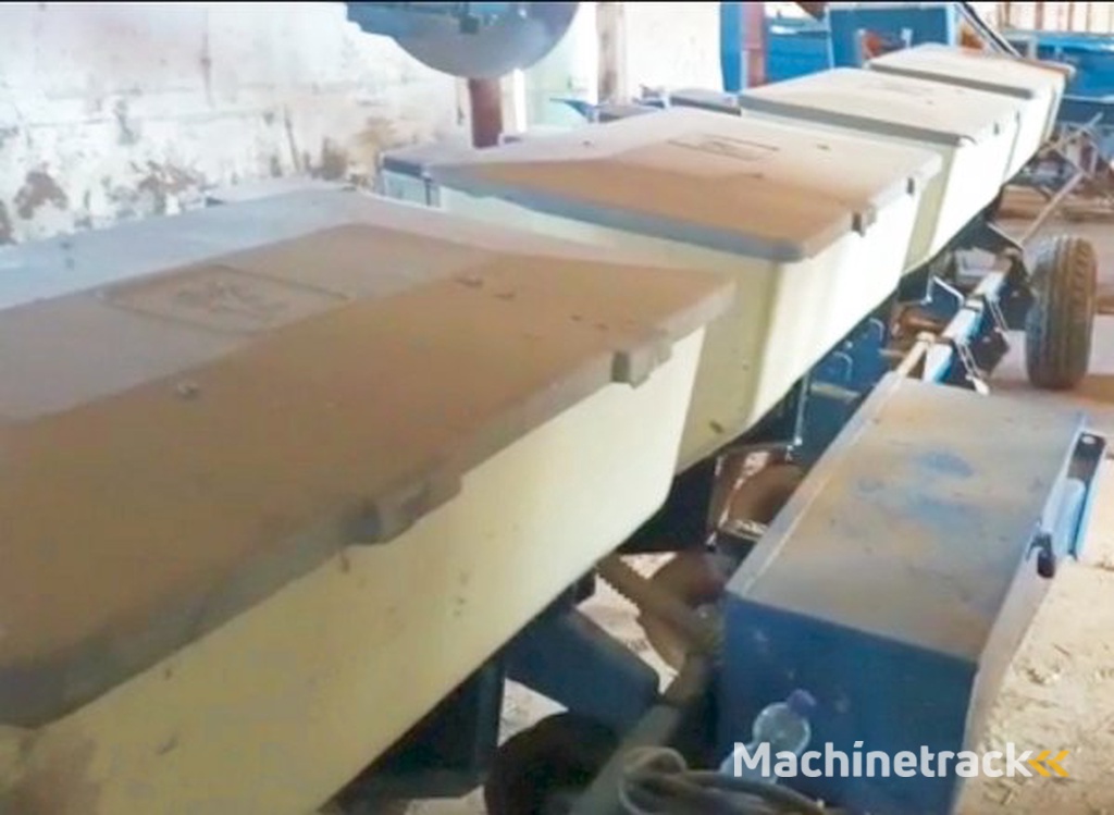 _JINÉ USA) Kinze - 3000