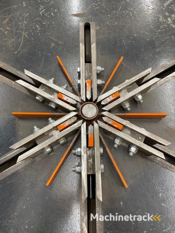 _JINÉ (IT/NL) Presse Bull/Bronneberg - Angar 3