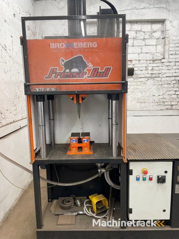 _JINÉ (IT/NL) Presse Bull/Bronneberg - Angar 3