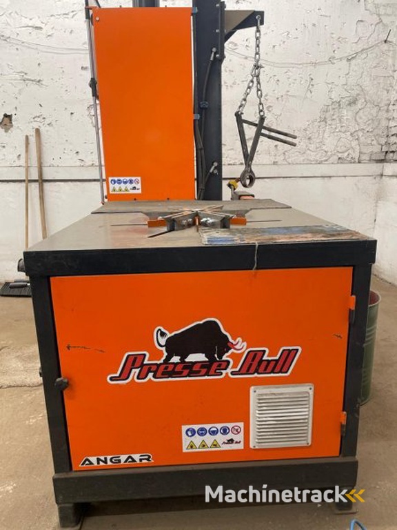 _JINÉ (IT/NL) Presse Bull/Bronneberg - Angar 3