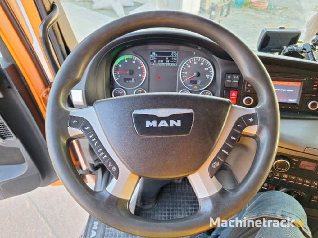 MAN TGS 26.440 +Palfinger PK26001 +Schwarzmüller