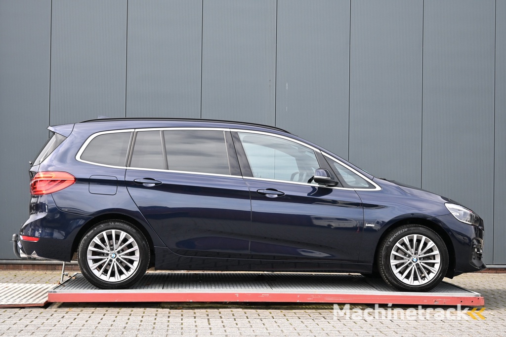 BMW 2-serie Gran Tourer 220i High Executive trekhaak panoramadak leer