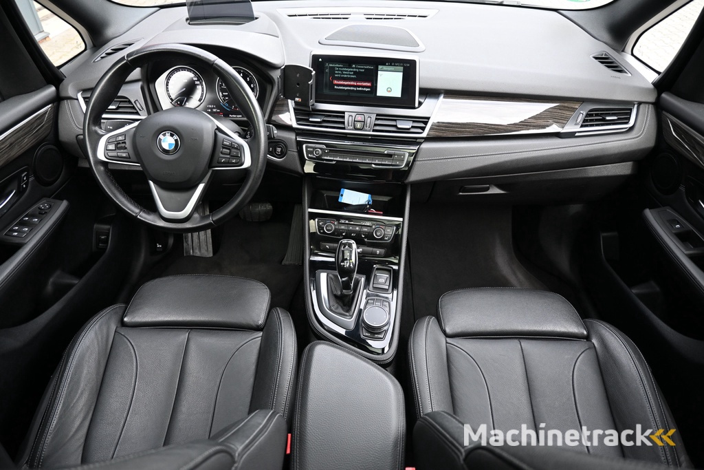 BMW 2-serie Gran Tourer 220i High Executive trekhaak panoramadak leer
