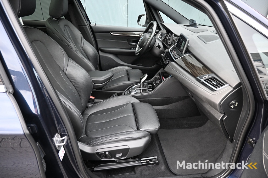 BMW 2-serie Gran Tourer 220i High Executive trekhaak panoramadak leer