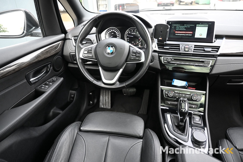 BMW 2-serie Gran Tourer 220i High Executive trekhaak panoramadak leer