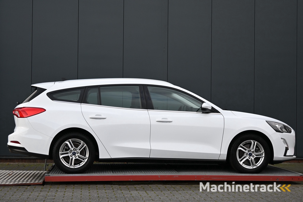 Ford Focus Wagon 1.0 EcoBoost Trend Edition Business camera