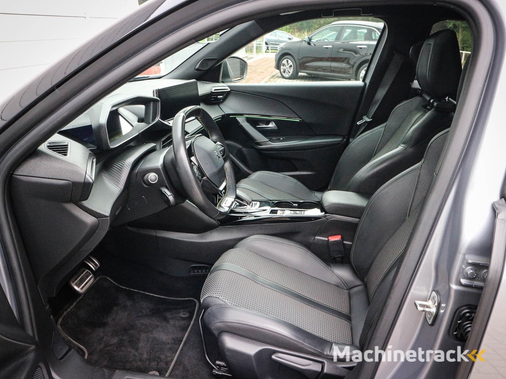 Peugeot e-2008 EV GT 50 kWh | Clima | Cruise | Navi | Panoramadak | Lichtmetaal | pdc | Camera | Led | Trekhaak |