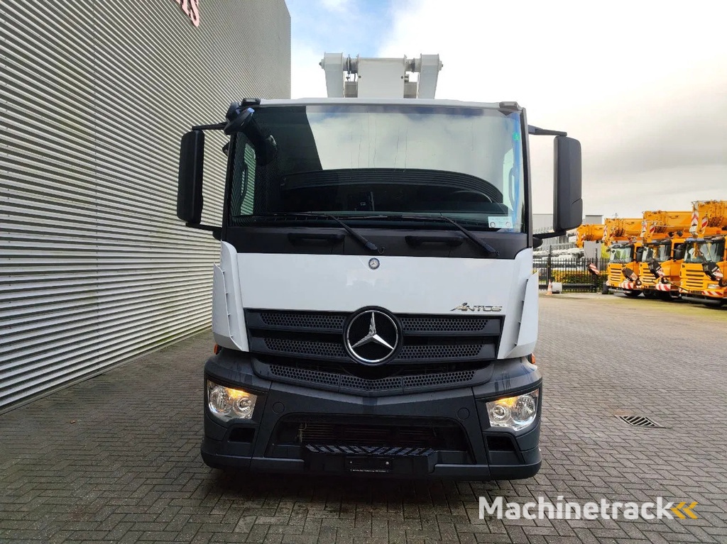 France Elévateur 284 TBE Mercedes benz Antos 1833 4x2