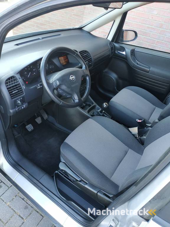 Opel Zafira 2.2-16V DTi Maxx
