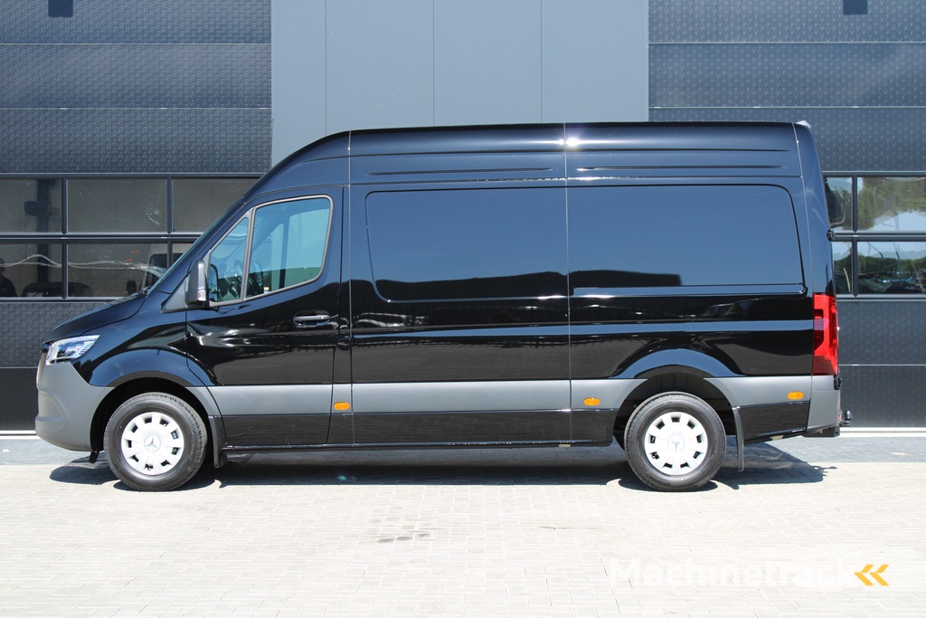 Mercedes-Benz Sprinter 317CDI L2H2 Select - LED - Mbux 10 - 3.5t Trekhaak - Geveerde Stoel - Betimmering - Camera - Carplay - Blind spot - Cruise - Rijklaar