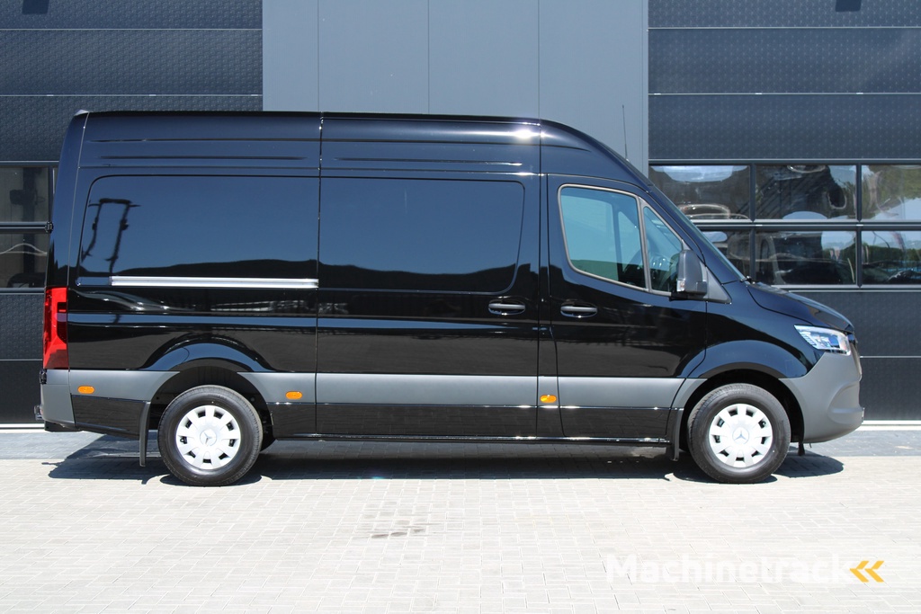 Mercedes-Benz Sprinter 317CDI L2H2 Select - LED - Mbux 10 - 3.5t Trekhaak - Geveerde Stoel - Betimmering - Camera - Carplay - Blind spot - Cruise - Rijklaar