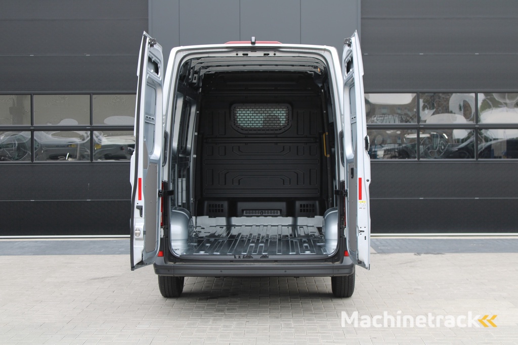 Volkswagen Crafter 35 2.0 TDI L3H3 177pk - LED koplampen - Navigatie - Geveerde stoel - Cruise - Camera - DAB - Parkeersensoren - Rijklaar