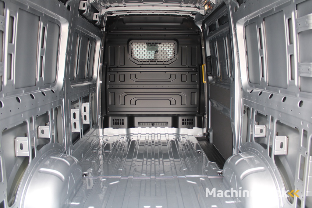 Volkswagen Crafter 35 2.0 TDI L3H3 177pk - LED koplampen - Navigatie - Geveerde stoel - Cruise - Camera - DAB - Parkeersensoren - Rijklaar