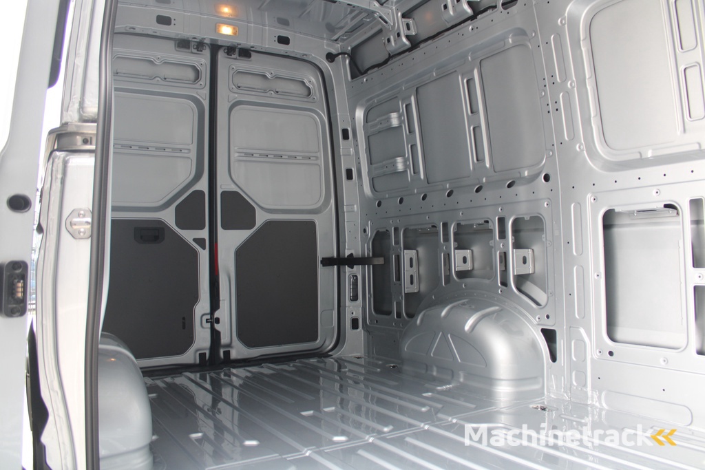 Volkswagen Crafter 35 2.0 TDI L3H3 177pk - LED koplampen - Navigatie - Geveerde stoel - Cruise - Camera - DAB - Parkeersensoren - Rijklaar