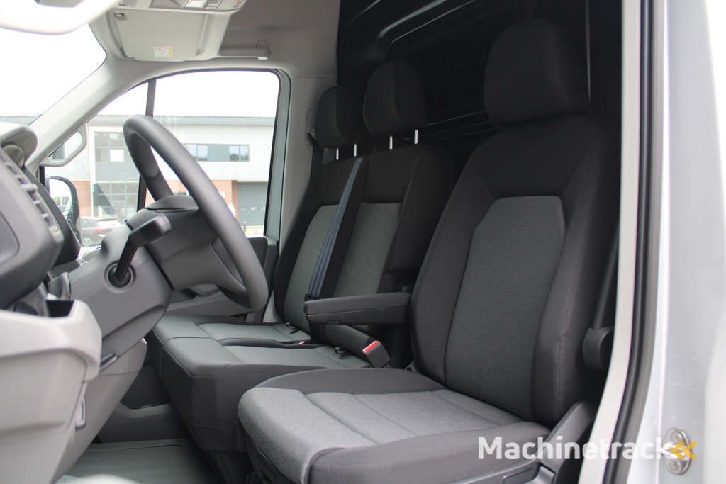 Volkswagen Crafter 35 2.0 TDI L3H3 177pk - LED koplampen - Navigatie - Geveerde stoel - Cruise - Camera - DAB - Parkeersensoren - Rijklaar