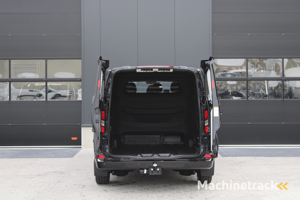 Ford Transit Custom 320 2.0 TDCI L2H1 Limited DC 150pk - Trekhaak - ACC - Navi - Blind Spot - Stoel/Stuurverwarming - Carplay - Rijklaar