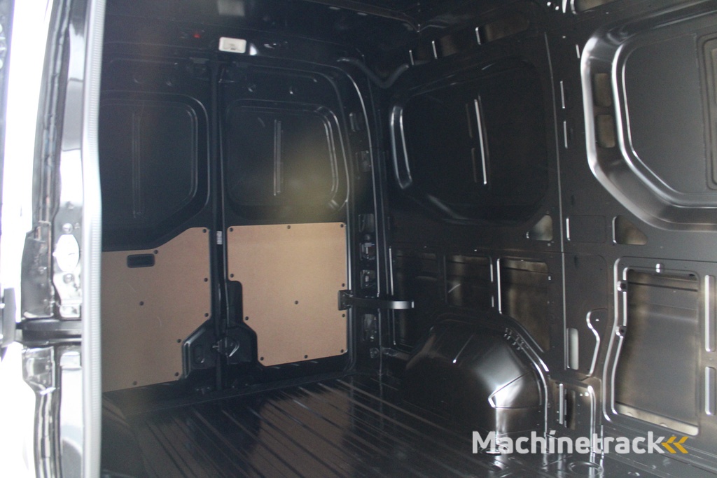 Renault Master T35 2.0 dCi 170pk L2H2 Extra - Navigatie - Camera - 270 gr deuren - Parkeersensoren - Draadloos laden - Rijklaar