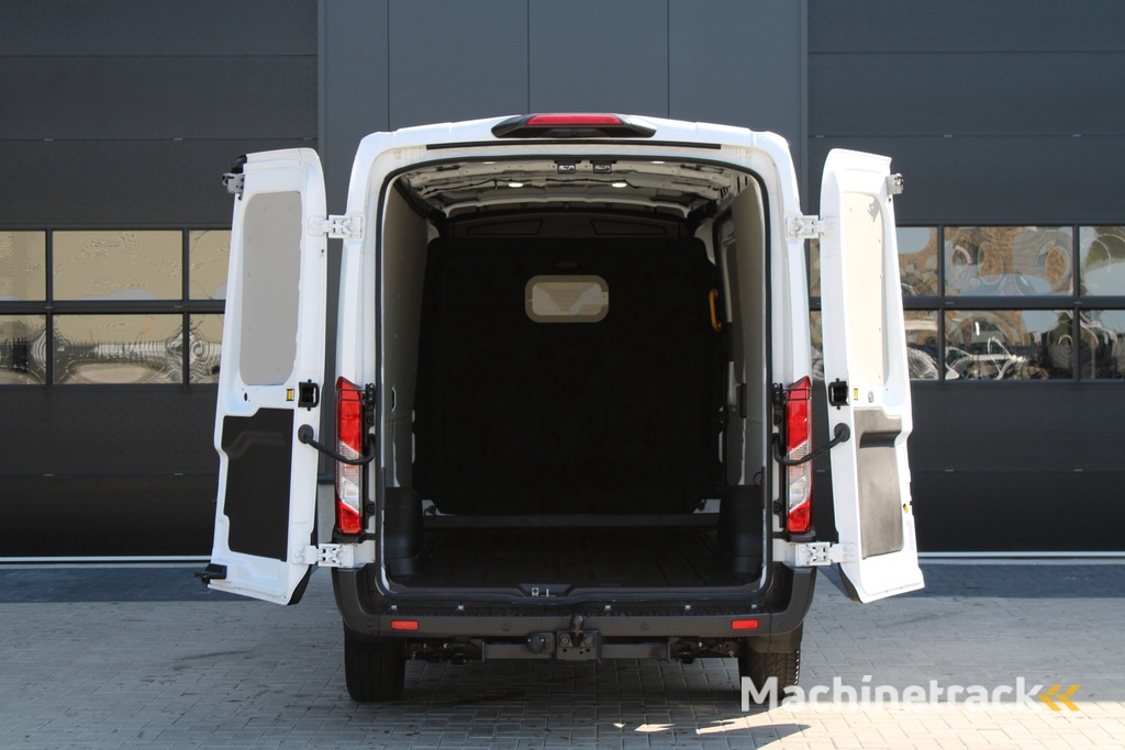 Ford Transit 350 2.0 TDCI L3H2 Trend 130pk Trend - Navigatie - Blind Spot - Adaptive cruise - Camera - 270gr deuren - Trekhaak - Rijklaar