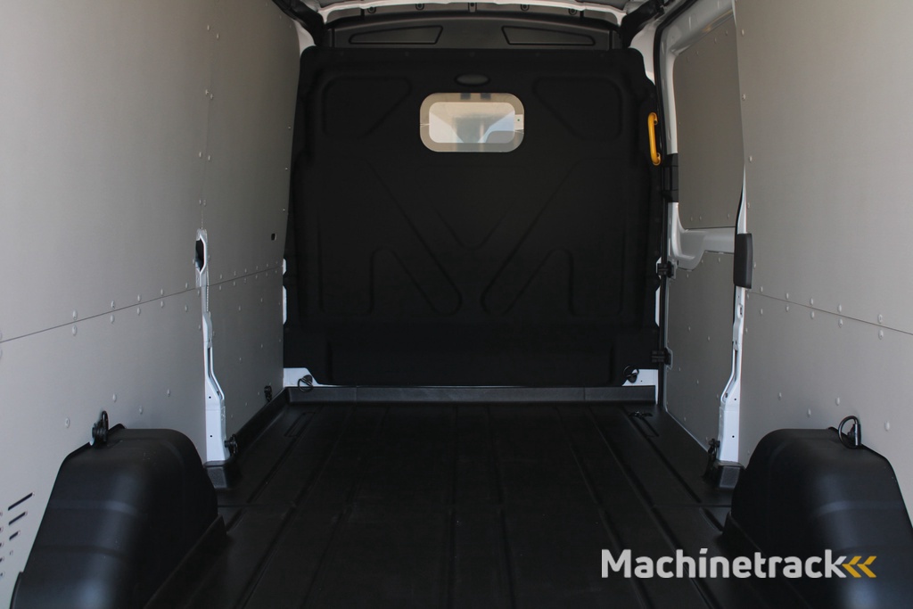 Ford Transit 350 2.0 TDCI L3H2 Trend 130pk Trend - Navigatie - Blind Spot - Adaptive cruise - Camera - 270gr deuren - Trekhaak - Rijklaar