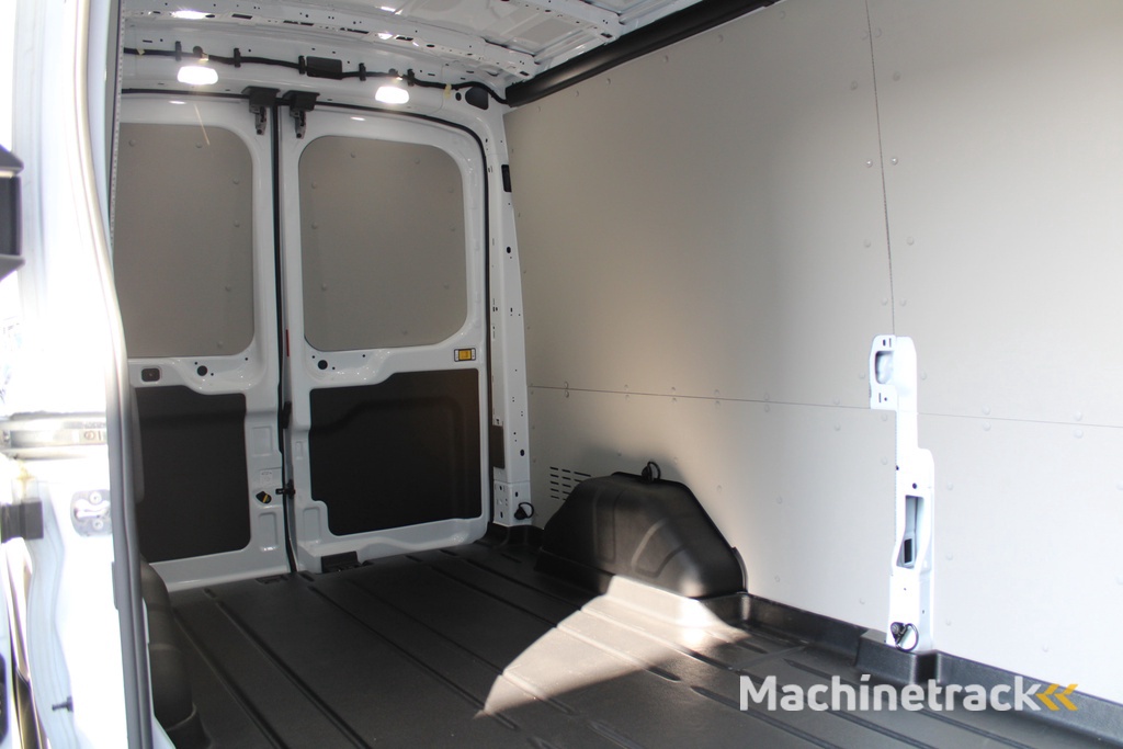 Ford Transit 350 2.0 TDCI L3H2 Trend 130pk Trend - Navigatie - Blind Spot - Adaptive cruise - Camera - 270gr deuren - Trekhaak - Rijklaar