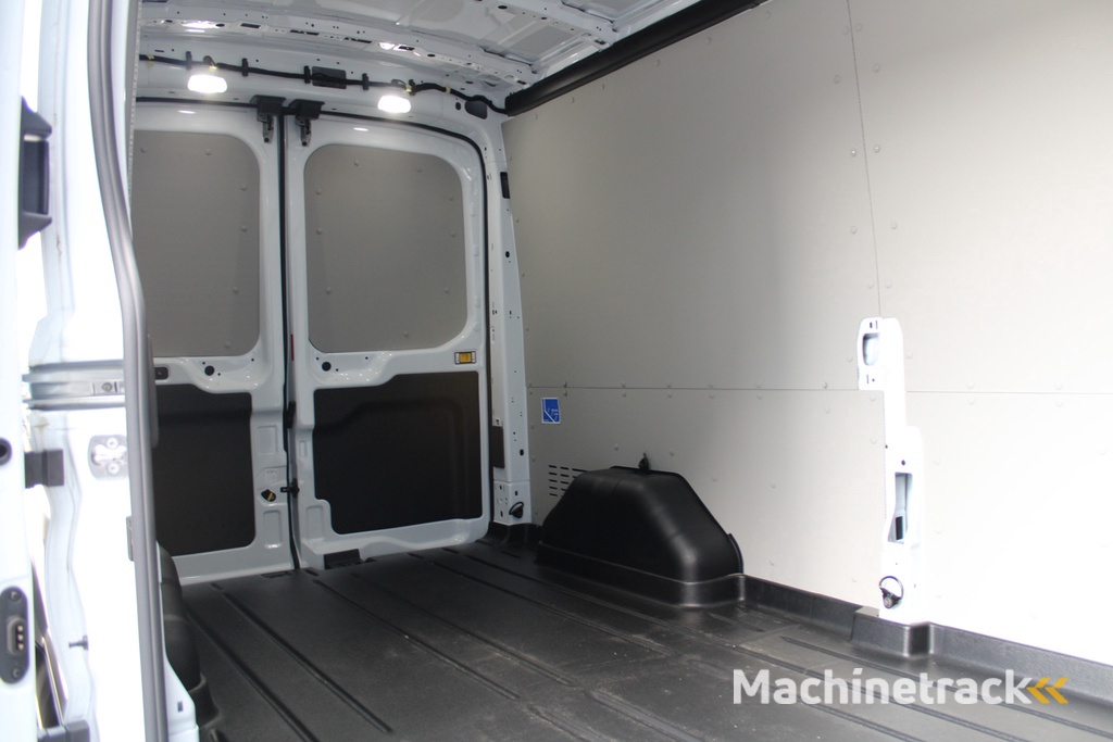 Ford Transit 350 2.0 TDCI L3H2 Trend MHEV 170pk Trend - Navigatie - Blind Spot - Adaptive cruise - Camera - 270gr deuren - Trekhaak - Rijklaar