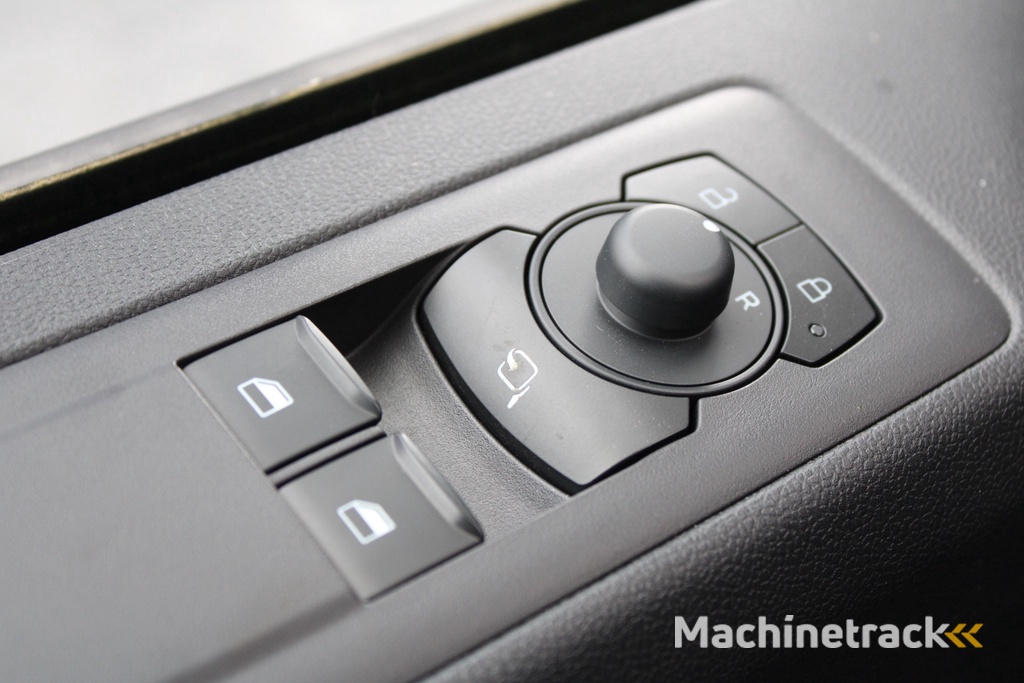 Ford Transit Custom 320 2.0 TDCI L2H1 Trend 136pk  - Carplay - Android - LED koplampen - Stoelverwarming - 70l tank - Rijklaar