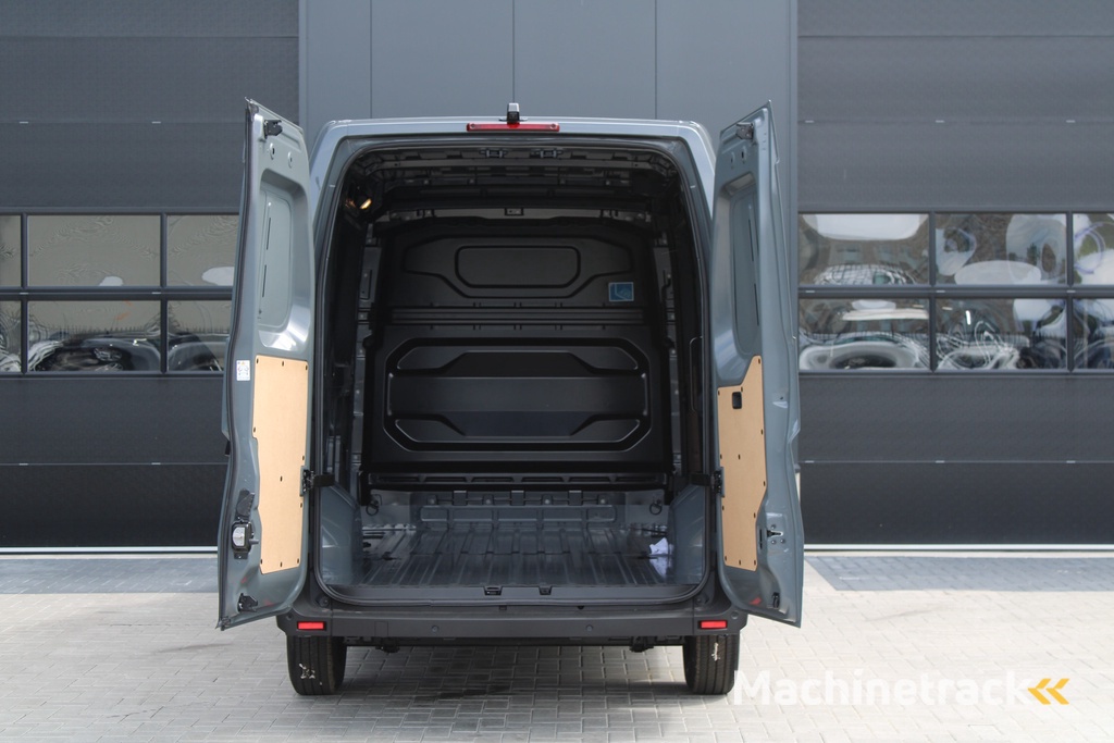 Renault Master T35 2.0 dCi 170pk L2H2 Extra - Navigatie - Camera - 270 gr deuren - Parkeersensoren - Draadloos laden - Rijklaar