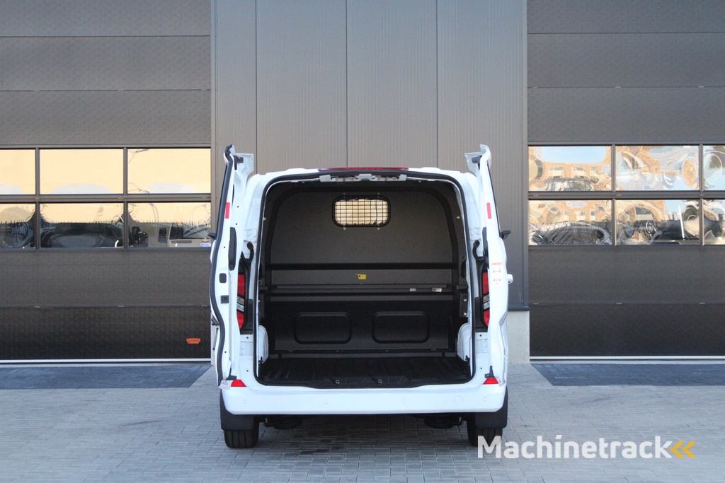 Ford Transit Custom 320 2.0 TDCI L2H1 Limited DC 170pk - 5 Zits - Adaptive Cruise - Navi - 2x Schuifdeur - Verwarmd stuur - 70l tank - 17" LM velgen - Rijklaar